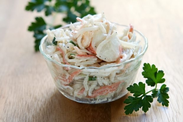 Salad with squid and crab meat