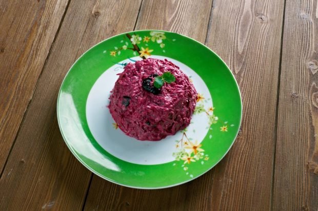 Beetroot salad with prunes and mayonnaise is a simple and delicious recipe, how to cook step by step