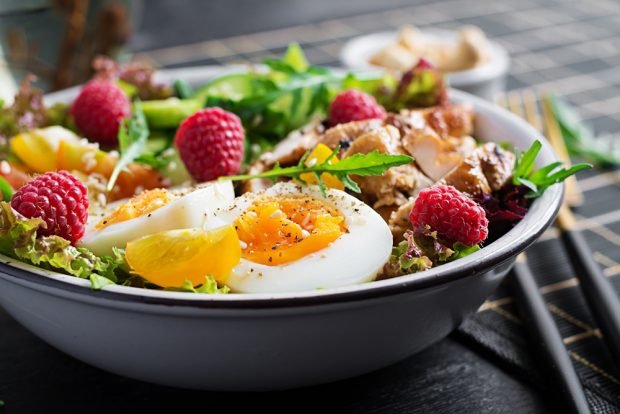 Salad with smoked chicken, eggs and raspberries