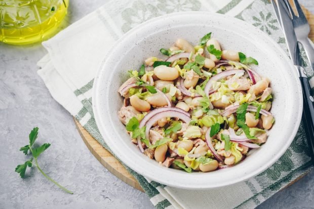 Salad with tuna, beans and celery 