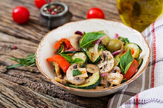 Salad with baked vegetables and mushrooms