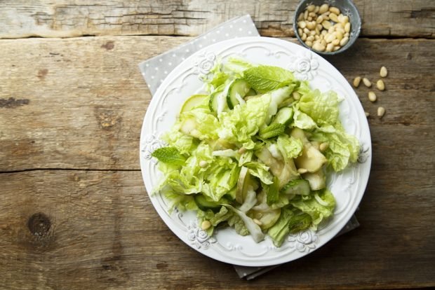 Salad with zucchini, Peking cabbage and mint