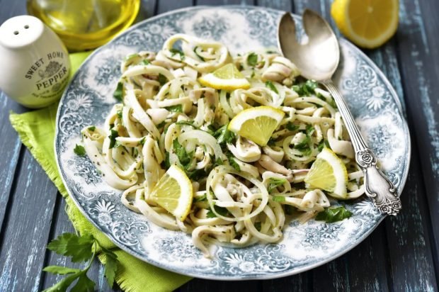 Salad of squid, onion and greens