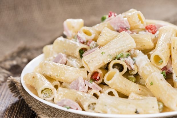 Salad with pasta and ham