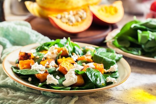 Salad with spinach and pumpkin