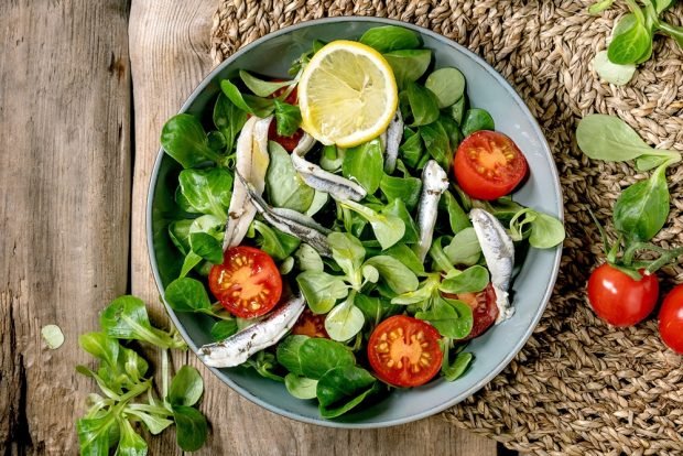 Fish salad with spinach