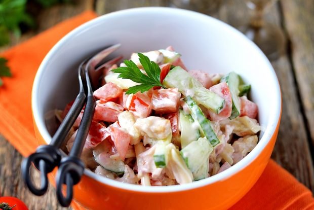 Salad with vegetables, smoked chicken and yogurt