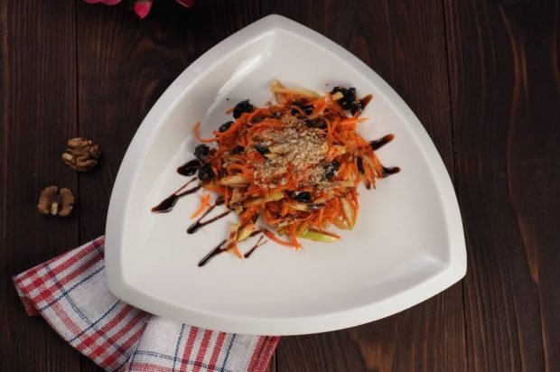 Easy salad of Korean carrots, prunes and apples