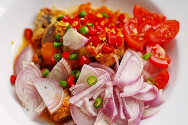 Salad with canned fish and hot pepper