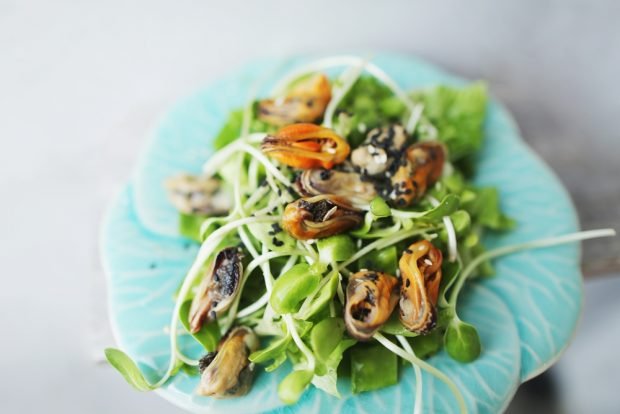 Salad with mussels and sprouts