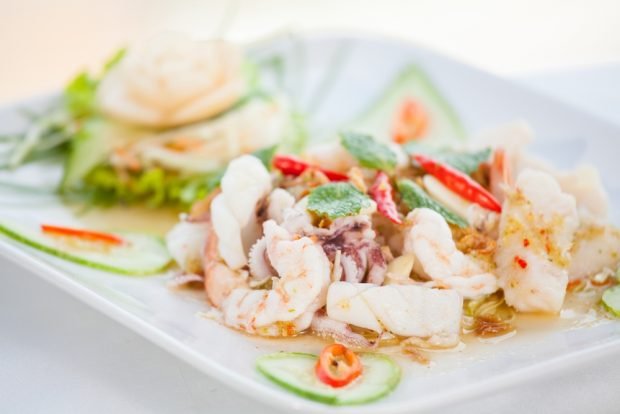 Spicy salad with seafood