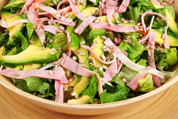 Salad with lettuce, ham and avocado