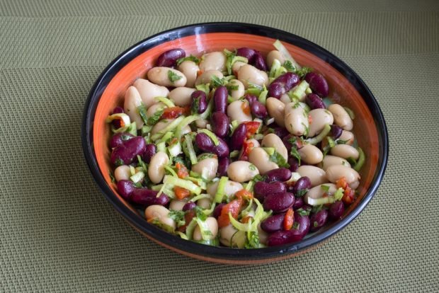 Salad with beans and baked pepper