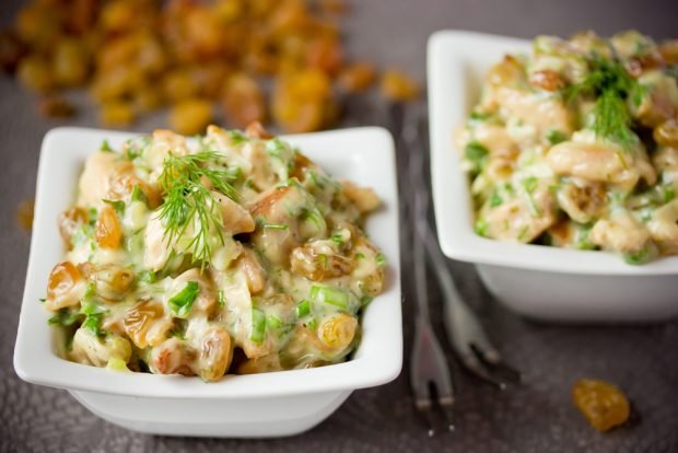 Salad with smoked chicken and raisins