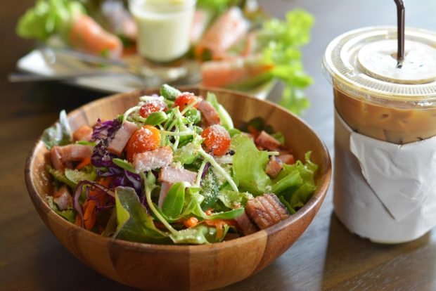 Salad with bacon, smoked chicken and sprouted grains