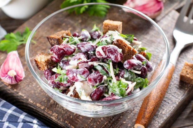 Red bean salad with squid and crackers