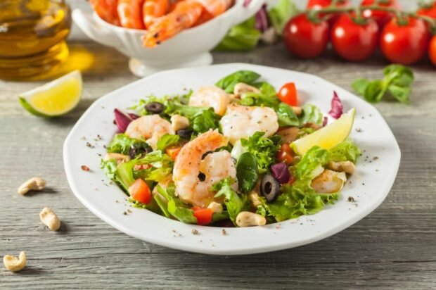 Shrimp, cherry tomatoes and cashew salad 