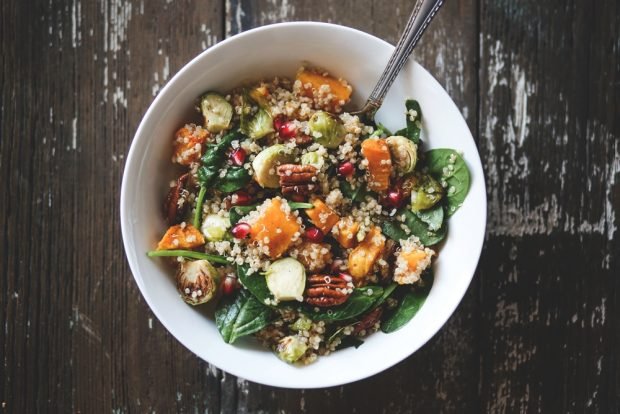 Salad with Brussels sprouts, pumpkin and nuts