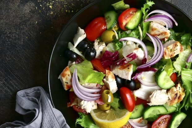 Vegetable salad with chicken fillet and olives