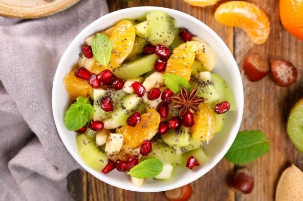 Fruit salad of tangerines, bananas and kiwi 