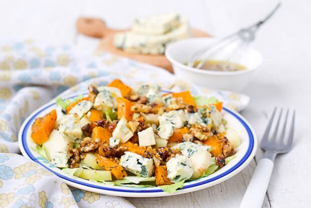 Salad with pumpkin and blue cheese