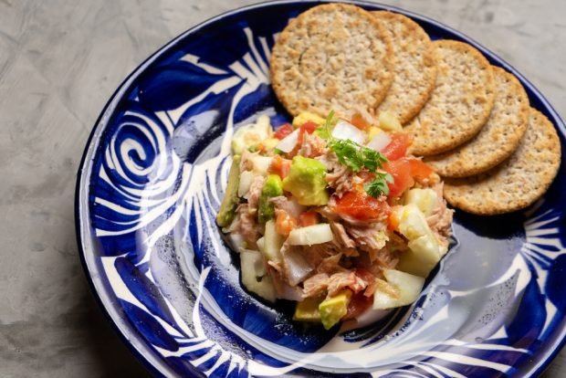 Salad with tuna, avocado and apple is a simple and delicious recipe, how to cook step by step