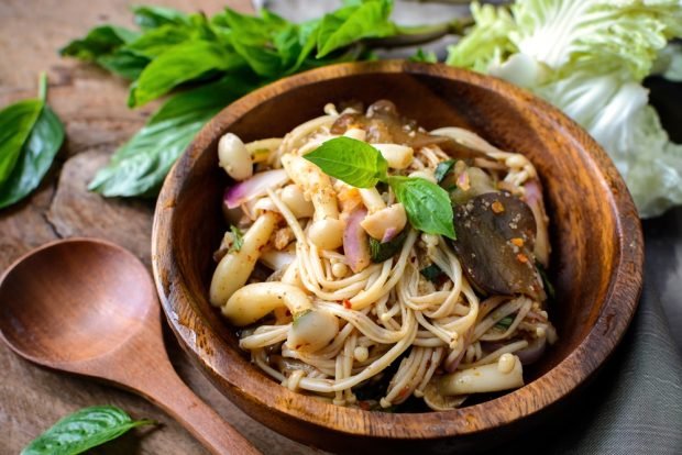 Spicy salad with mushrooms and noodles