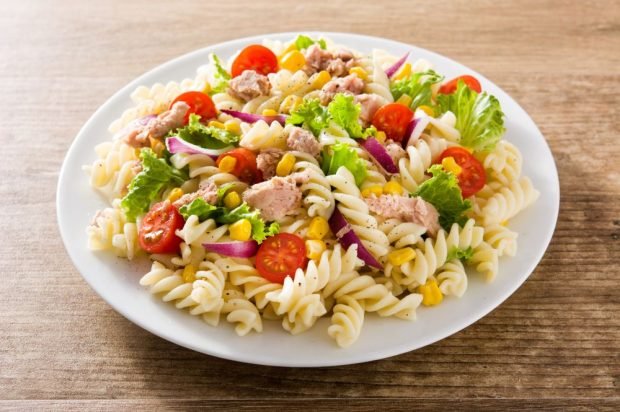 Salad with pasta, vegetables and tuna