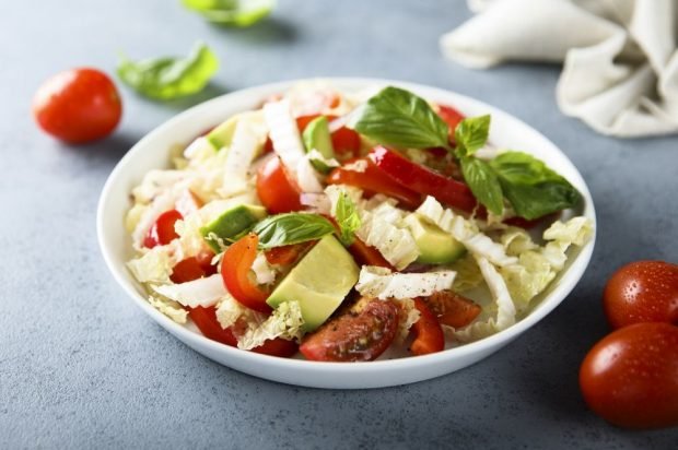 Salad of Peking cabbage, avocado and tomatoes