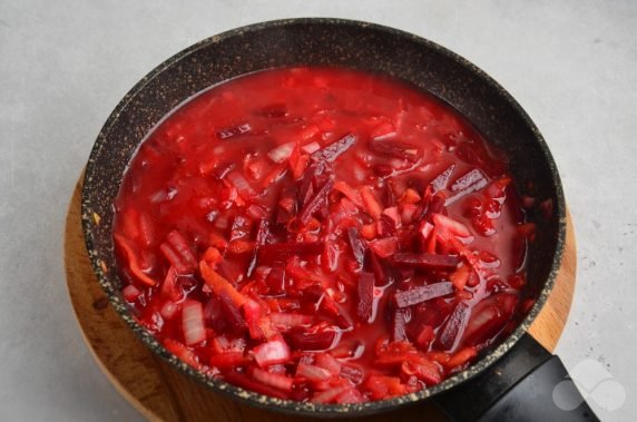 Classic borscht with chicken: photo of recipe preparation, step 6