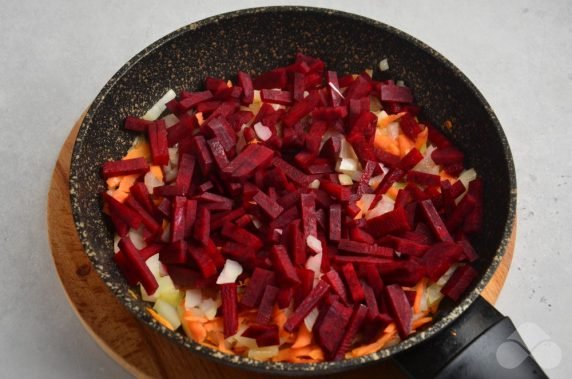 Classic borscht with chicken: photo of recipe preparation, step 5