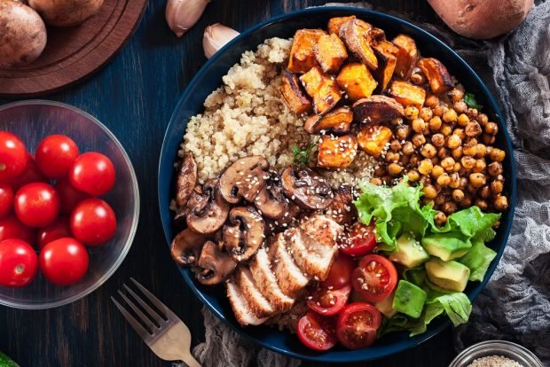 Salad bowl with mushrooms, sweet potatoes and chicken 