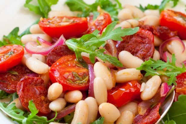 Salad with beans and smoked sausage