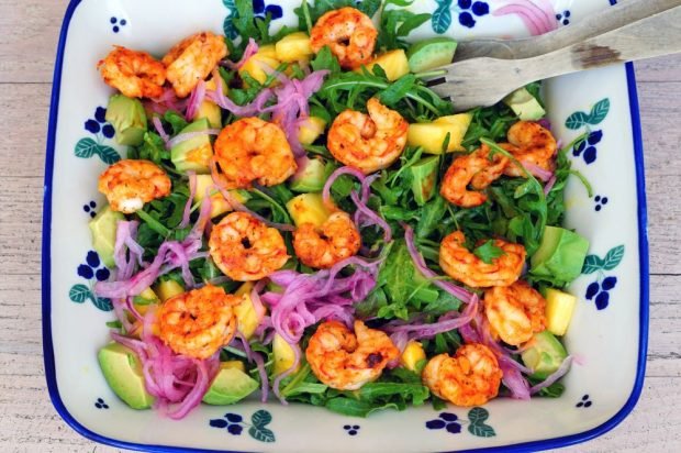 Shrimp, pineapple, arugula and pickled onion salad