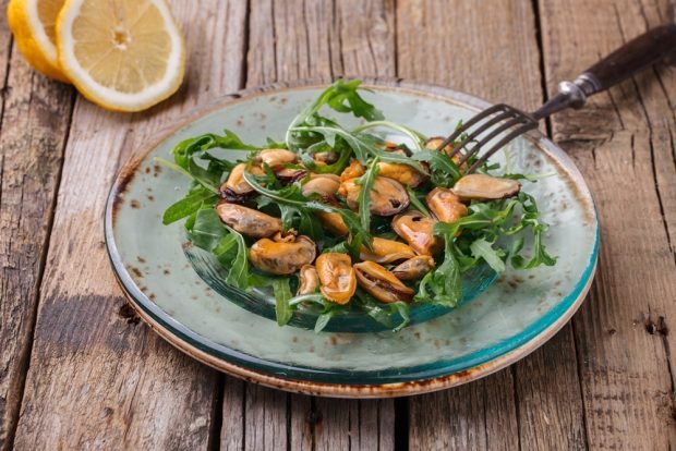 Salad with arugula and mussels