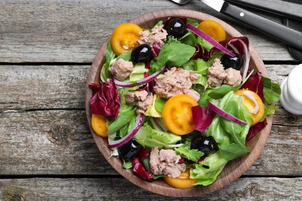 Salad with tuna and yellow tomatoes