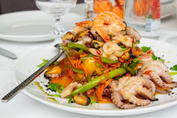 Salad with Korean carrots and seafood