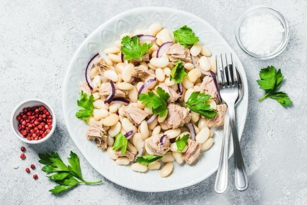 Salad with tuna and white beans