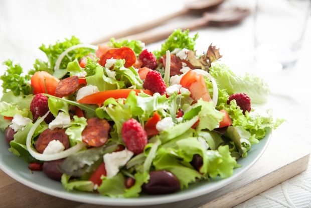 Salad with smoked sausage and raspberries