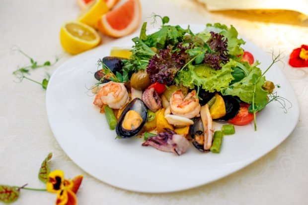 Salad with seafood and string beans