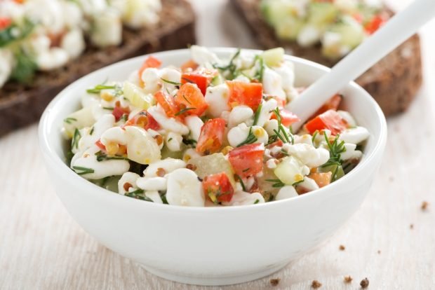 Salad with vegetables, grainy cottage cheese and yogurt