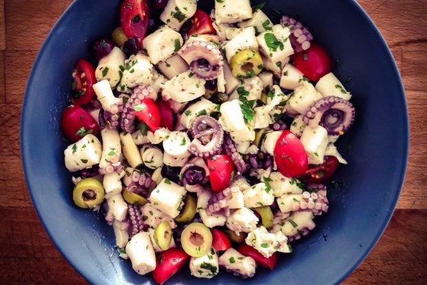 Salad with sea cocktail and mozzarella