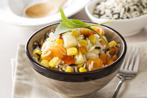 Salad with melon, carrot and rice