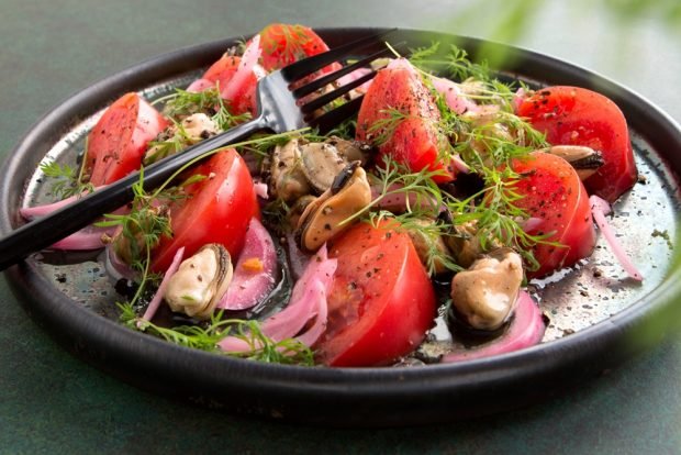 Salad with tomatoes and mussels – a simple and delicious recipe, how to cook step by step