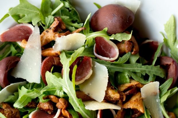 Salad with mushrooms, prosciutto and plums – a simple and delicious recipe, how to cook step by step