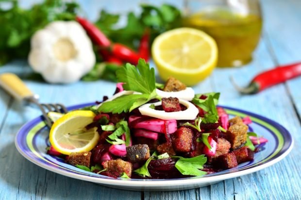 Salad of squid, beetroot and garlic crackers