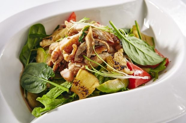 Warm salad with chicken, figs and fried pineapple 