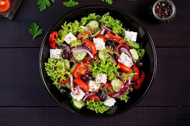 Greek salad with goat cheese and Dijon mustard 