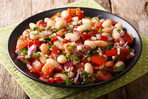 Spicy salad with beans and tomatoes