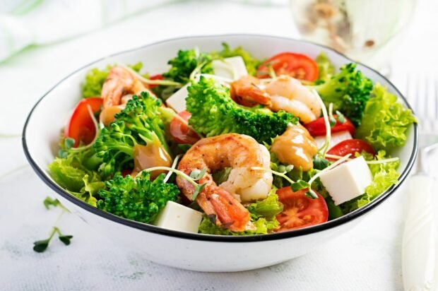 Salad with shrimp, broccoli and peanut dressing 